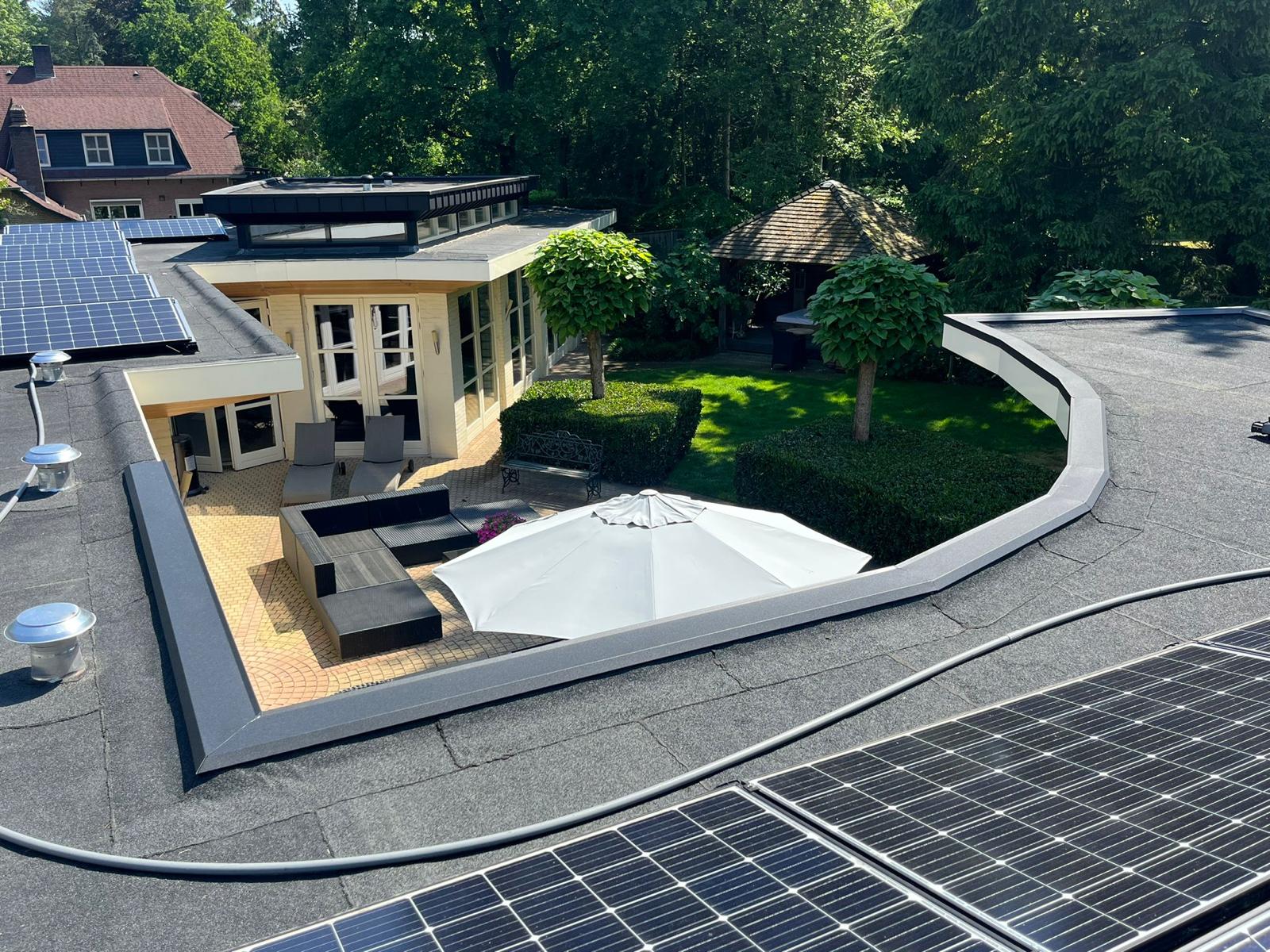Nieuw plat dak met dakterras en zonnepanelen