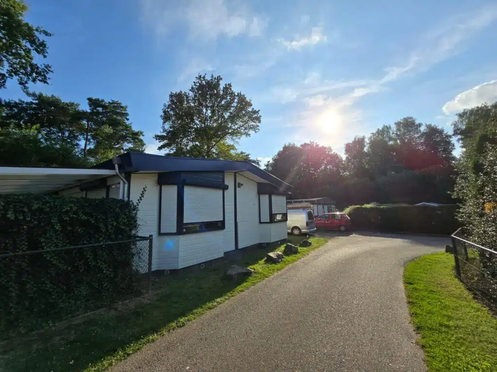 Bungalow met vernieuwd dak en boeidelen door M.G. Dakbedekking